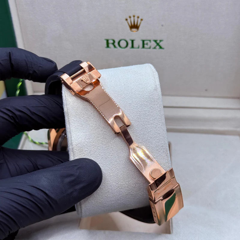 Rolex strap rose gold with black rotating dial with master lock